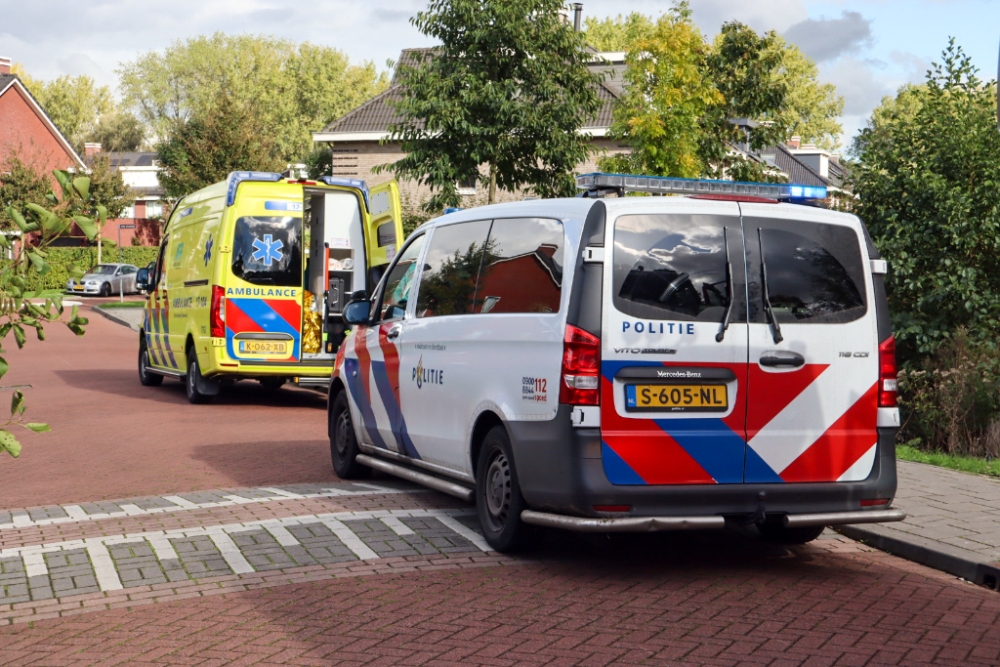 Hulpdiensten schieten massaal man te hulp die met rollator in sloot valt