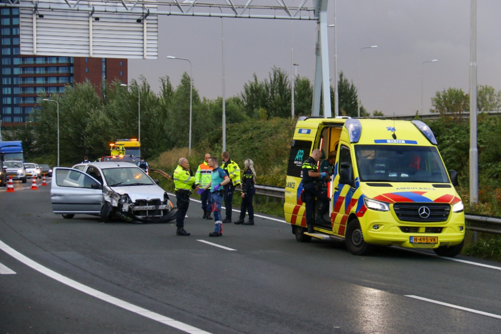 File na ongeval: auto knalt achterop vrachtwagen