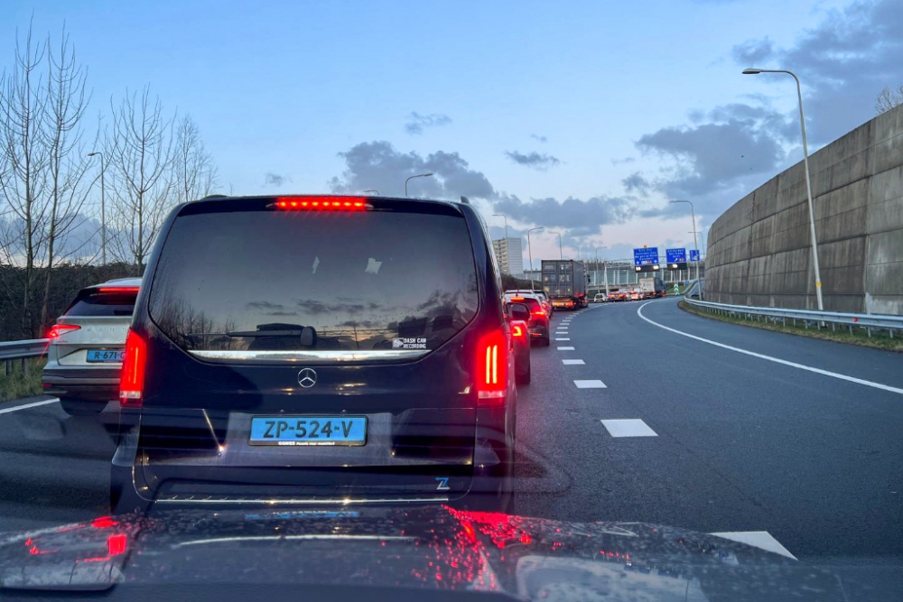 Enorme file voor Beneluxtunnel na aanrijding