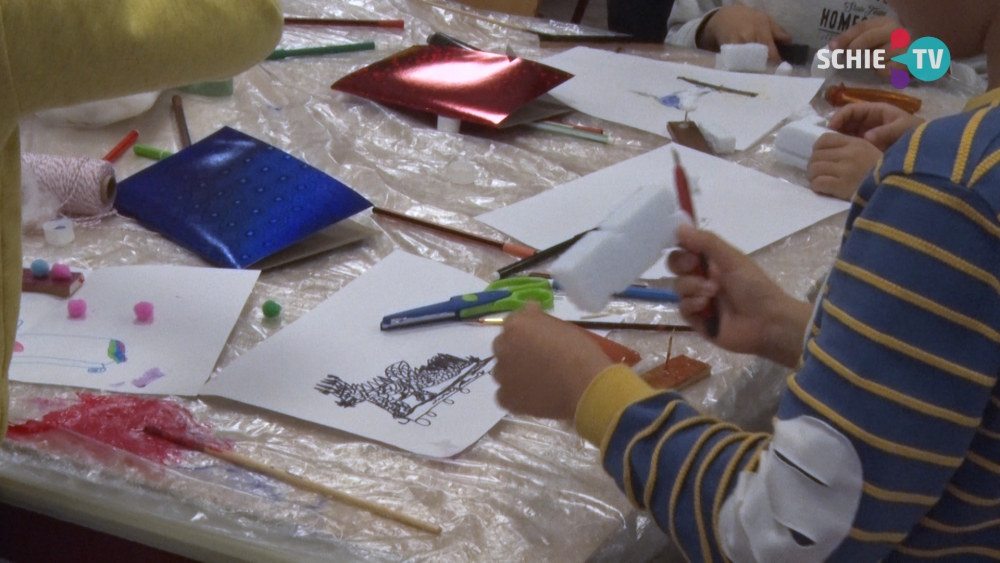 Schiedamse kinderen maken samen met kunstenaar knotsgekke treinbaan voor museum