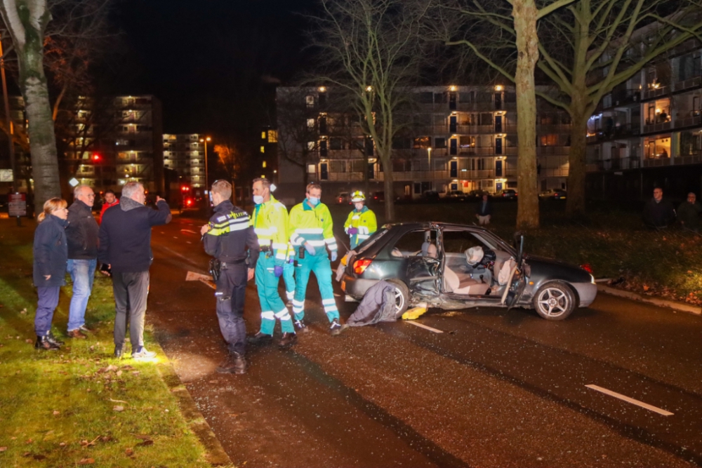 Ravage na crash tegen boom op Mozartlaan, bestuurder vlucht weg