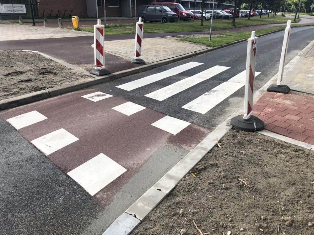 Levensgevaarlijke situatie voor fietsers door blunder nieuwe kruising: stoepranden in fietspad