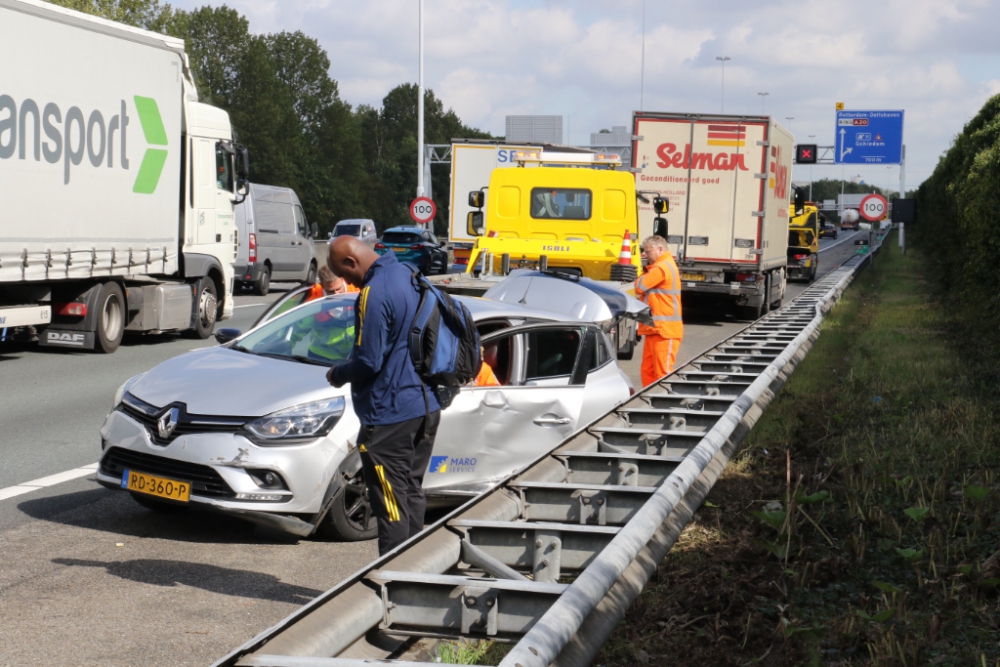 Auto klapt, na ongeval met vrachtwagen, achterstevoren tegen vangrail