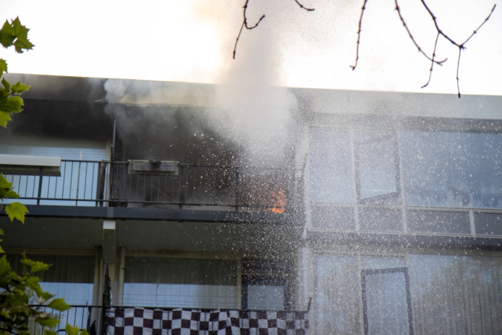 Uitslaande brand verwoest flatwoning in Schiedam