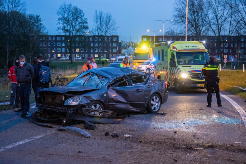 Auto over de kop bij zwaar ongeval afrit A4