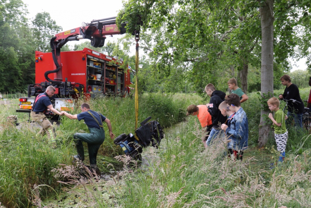 Vrouw met scootmobiel te water