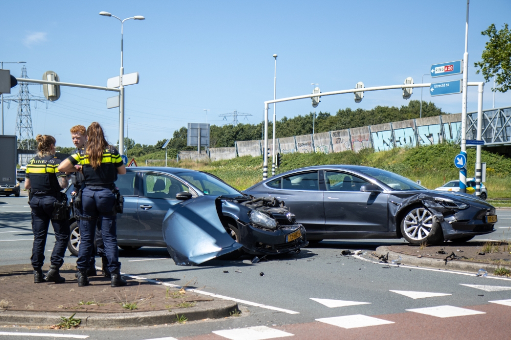 Twee auto&#039;s botsen in Schiedam, vrouw gewond