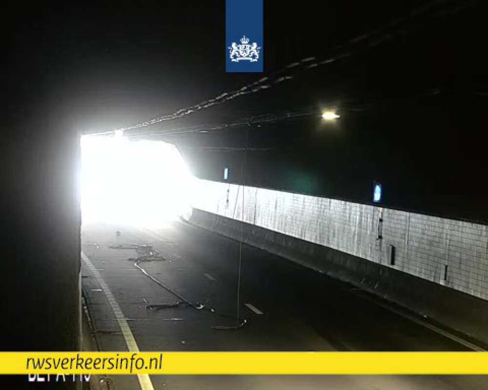 Buis Beneluxtunnel uren afgesloten door schade aan plafond