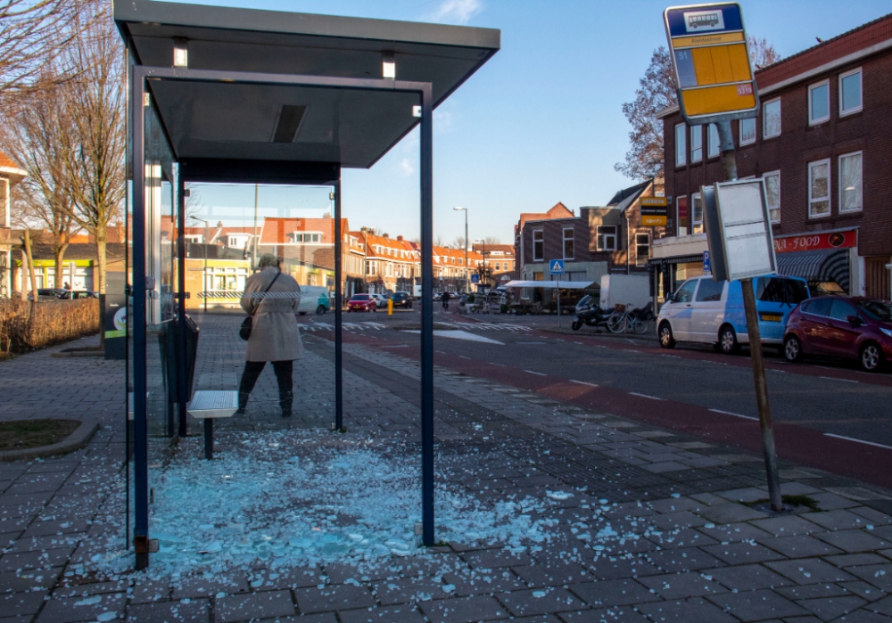 Bushokje gesloopt in de Aleidastraat