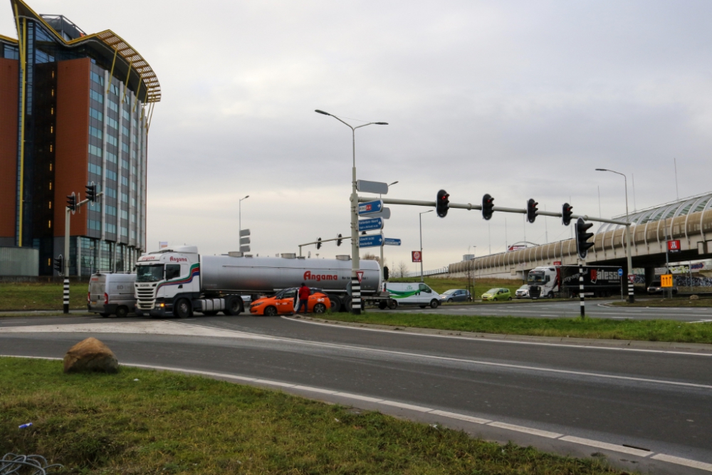 Auto klemgereden door vrachtwagen op afrit A4 Vijfsluizen