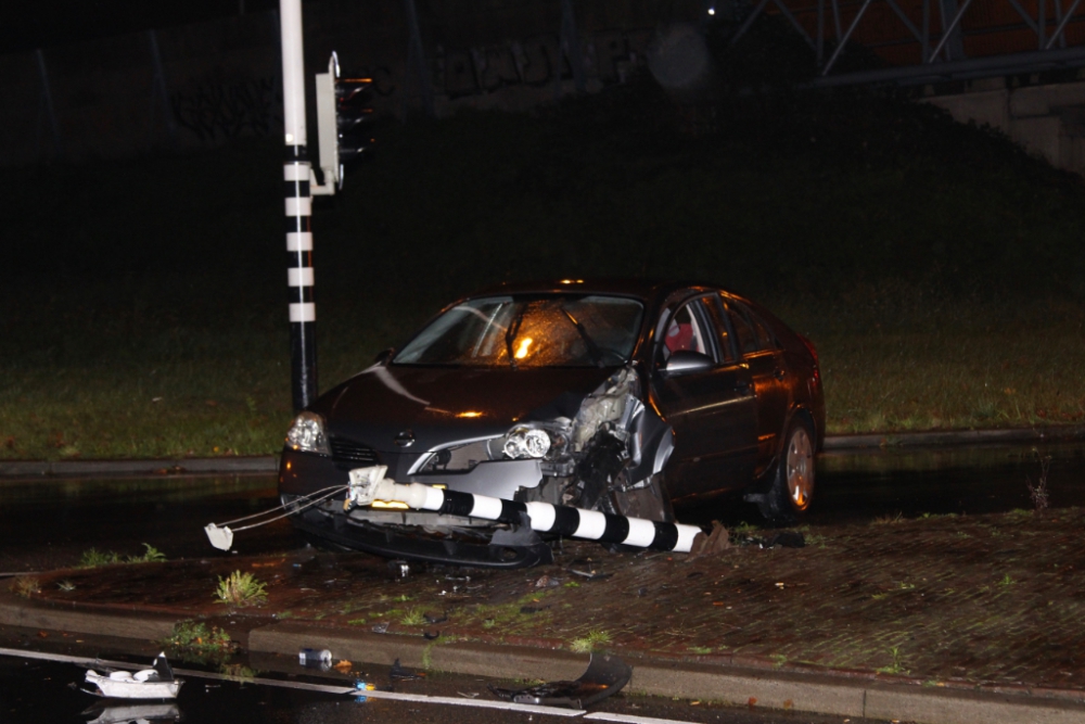 Auto knalt op verkeerslicht