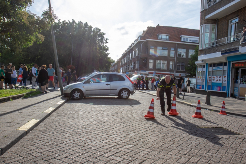 Auto botst tegen lantaarnpaal op het Van ‘t Hoffplein