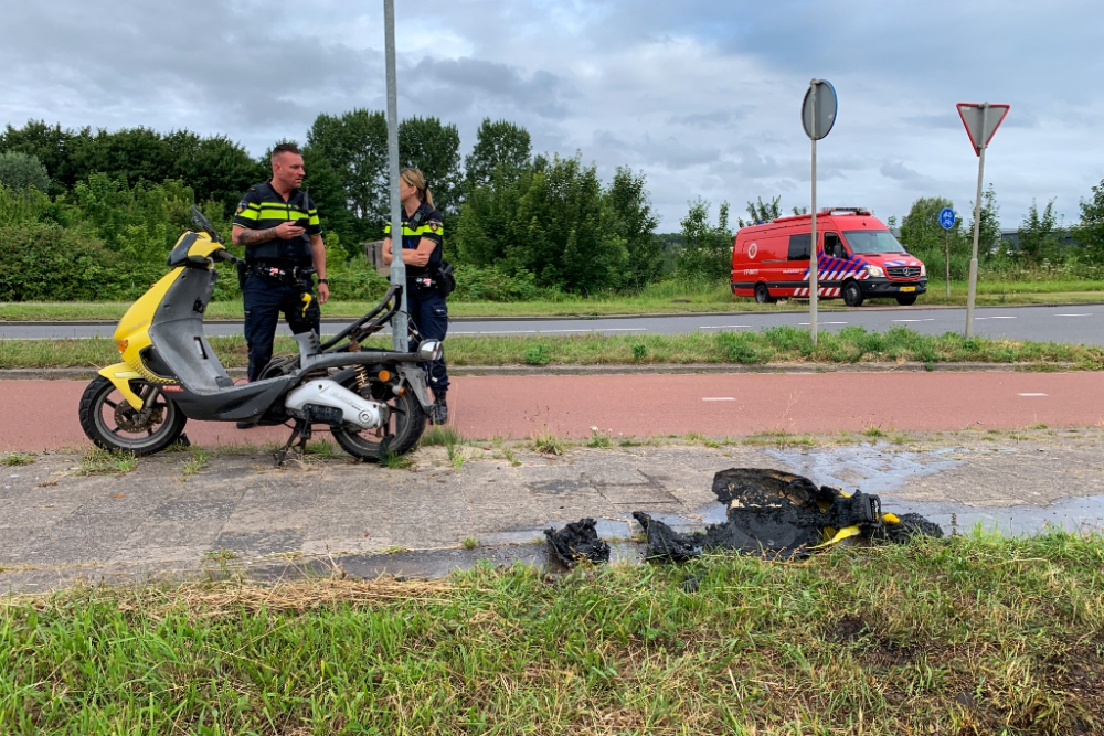 Scooter in brand gestoken aan de Schiekade