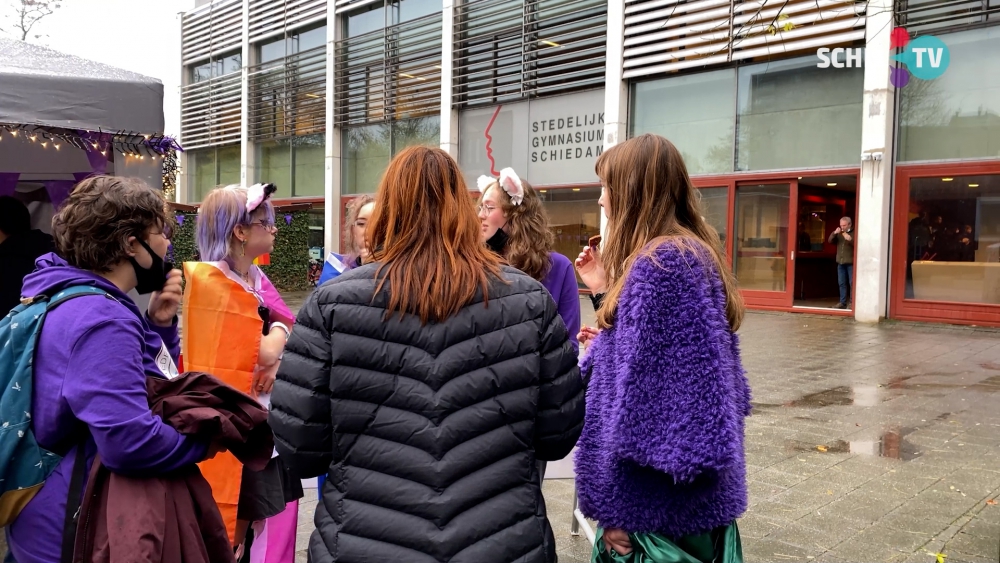 Stedelijk Gymnasium kleurt paars: “Iedereen moet zichzelf kunnen zijn”