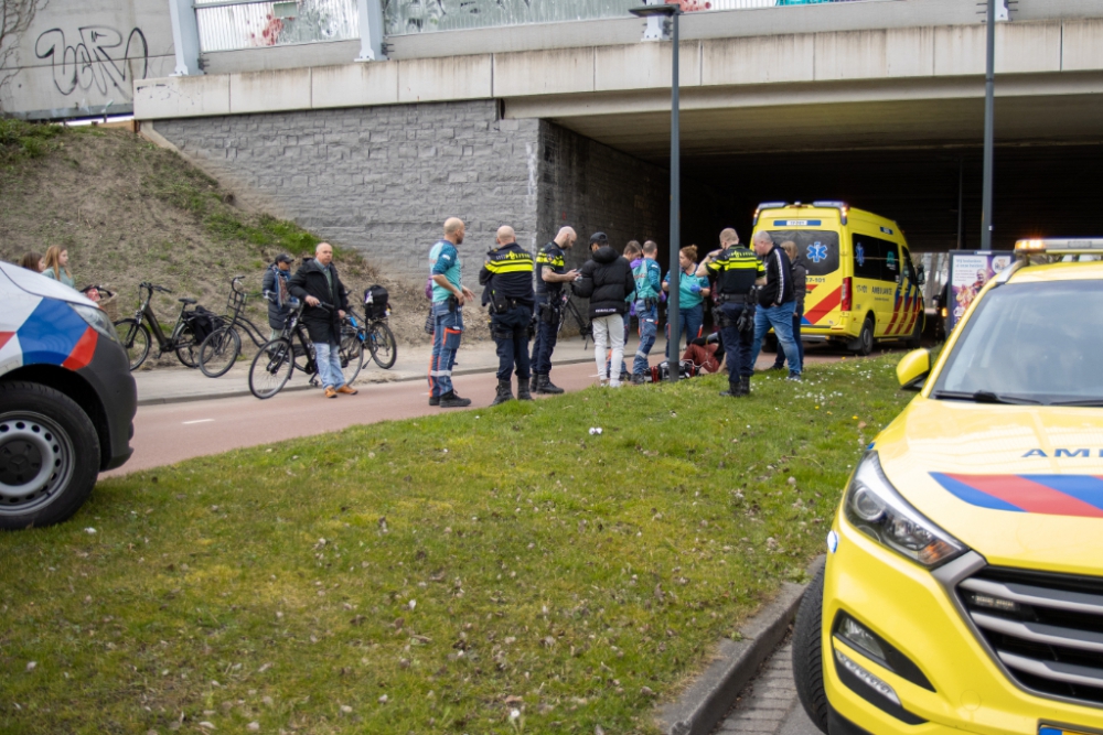 Fietser verliest bewustzijn na botsing met tegenligger