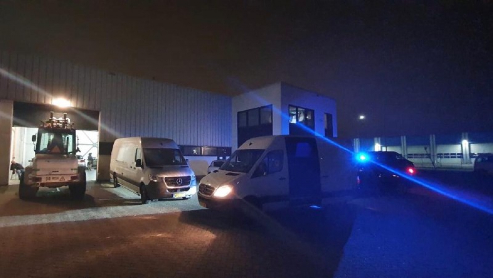 Politie valt met shovel bedrijfspand in Noord West binnen