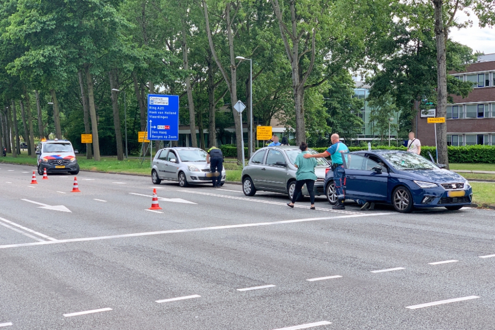 Kop staart botsing voor het verkeerslicht Churchillweg