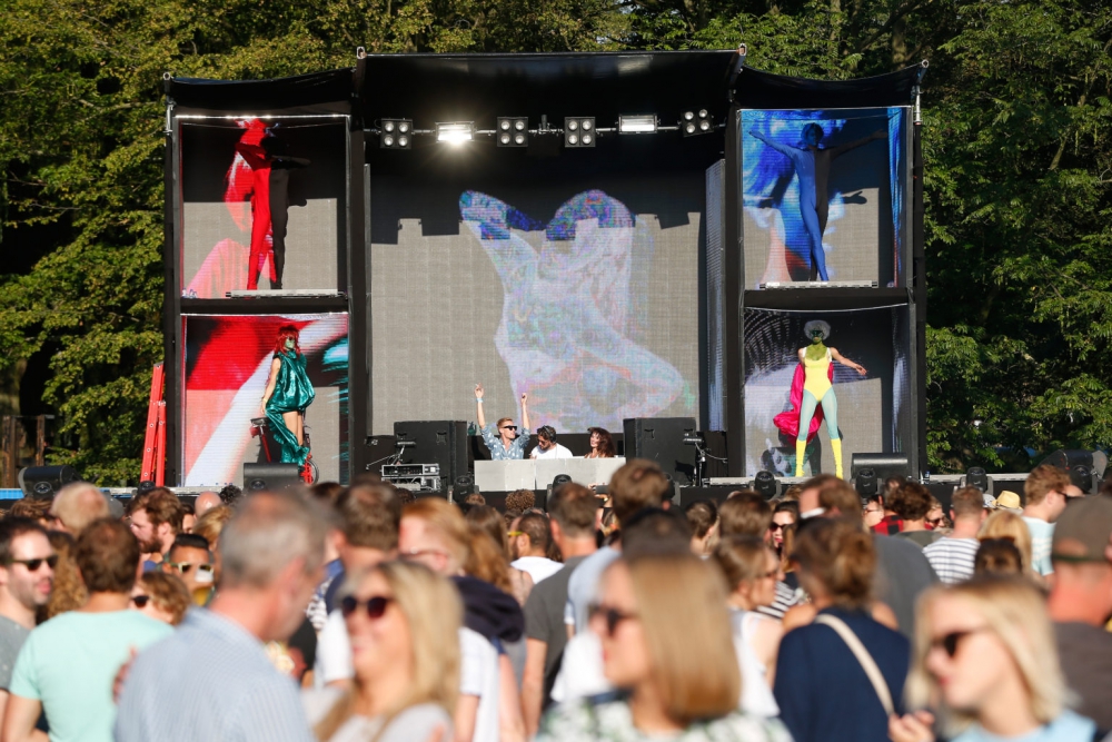 Geluid van festival in Vroesenpark Rotterdam in Schiedam te horen