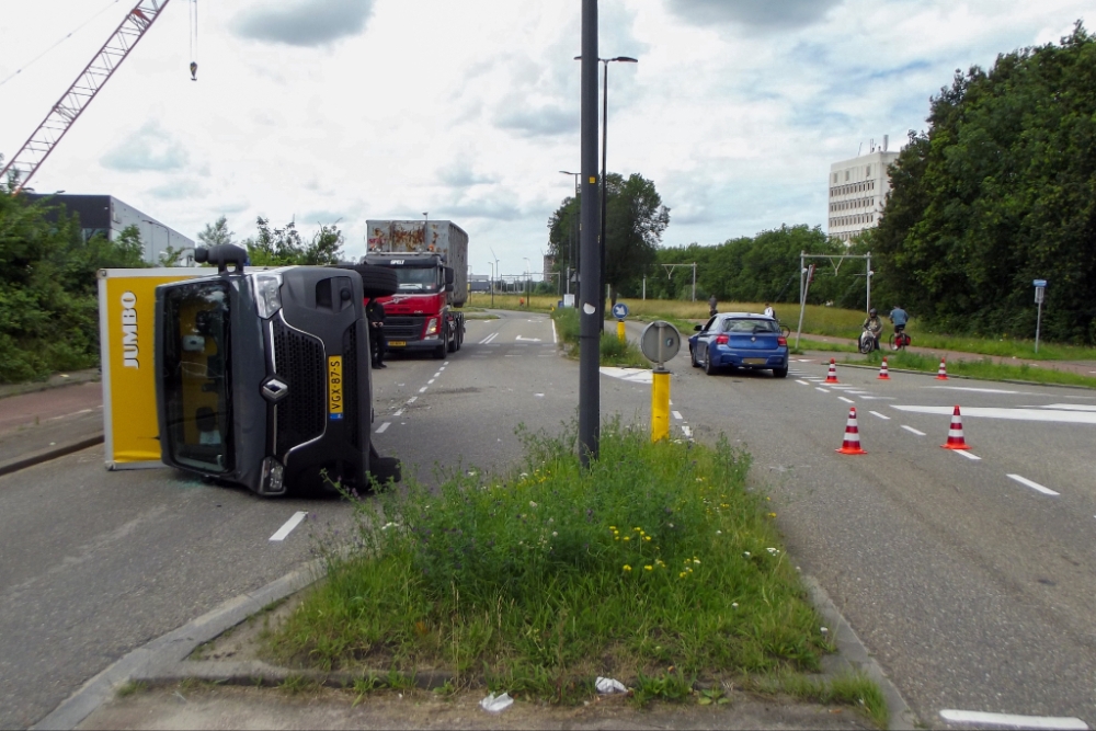 Bezorgbus belandt op z&#039;n kant na aanrijding