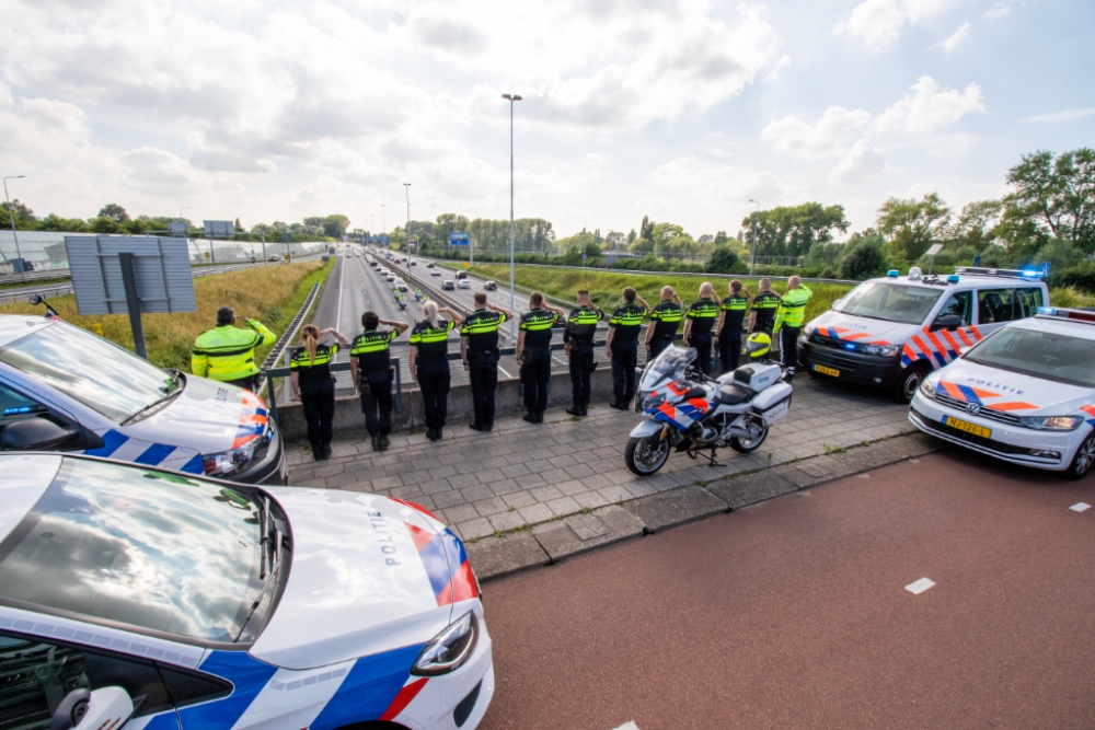 Laatste groet aan overleden motoragent op Kleinpolderplein