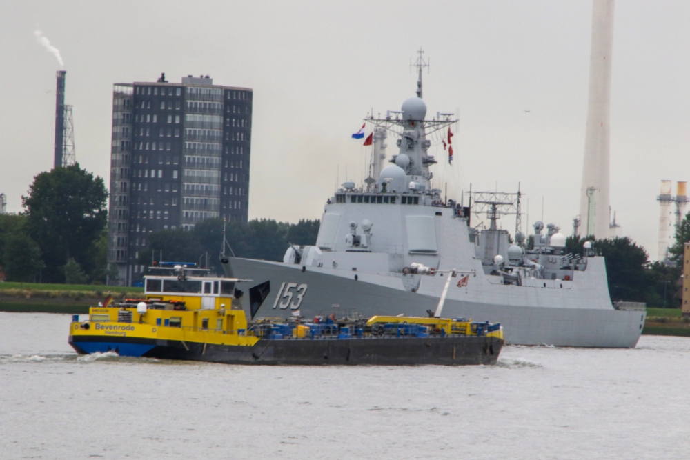 Chinees marineschip vaart langs Vlaardingen en Schiedam