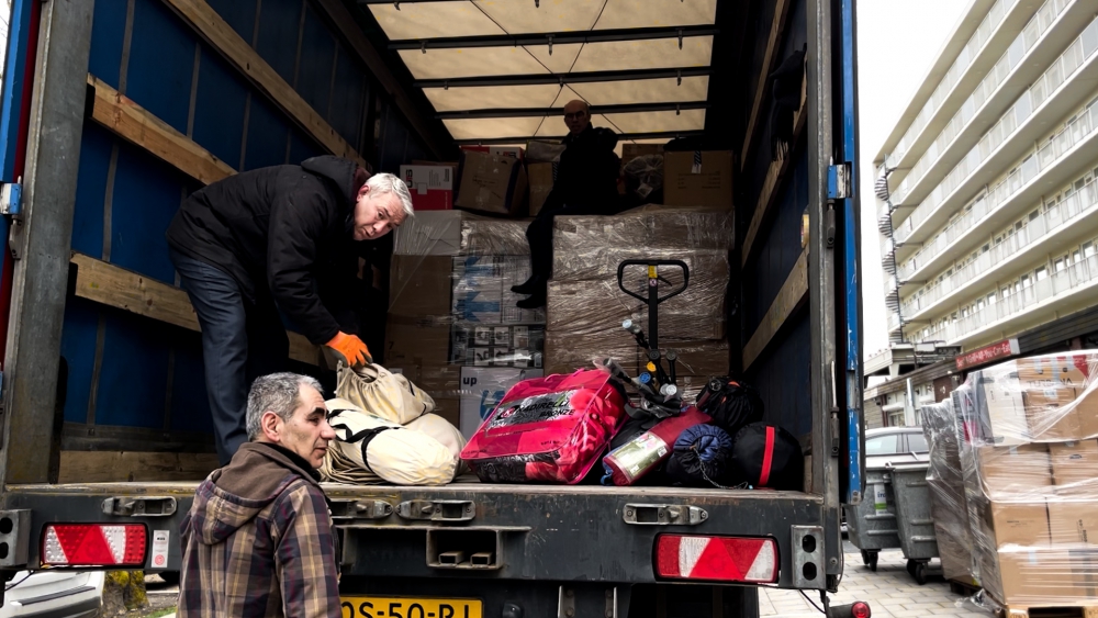 Inzamelacties in Schiedam gaan nog steeds door: volgeladen vrachtwagen onderweg naar Istanbul