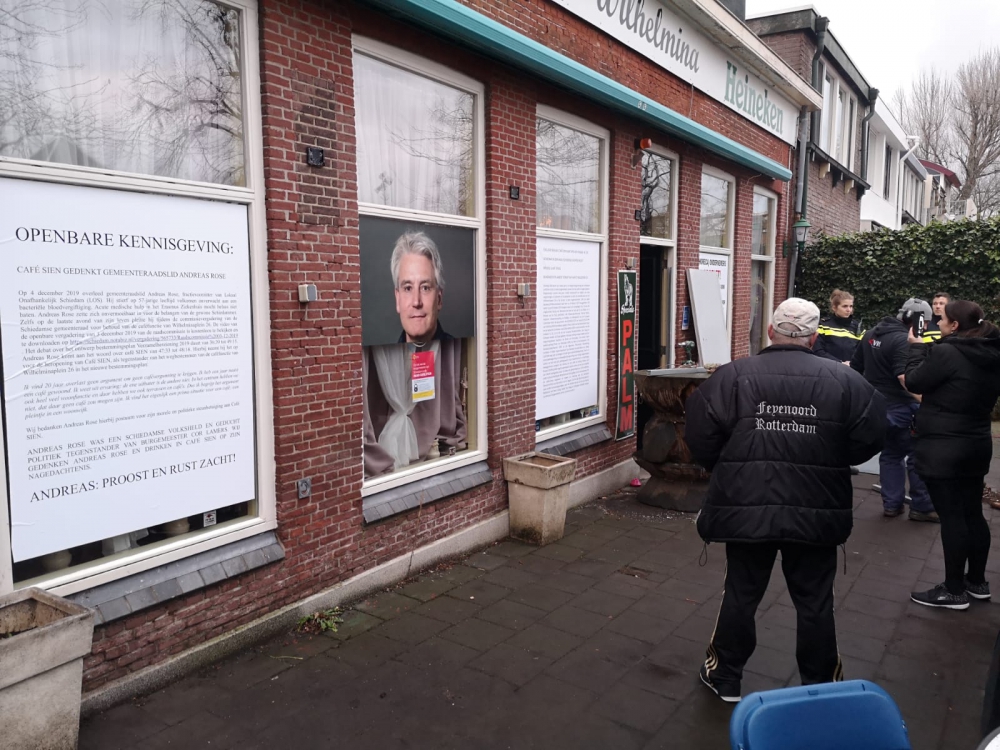 Burgemeester Lamers: &#039;Café Sien kan vandaag niet open. Er lopen procedures tegen het café.&#039;