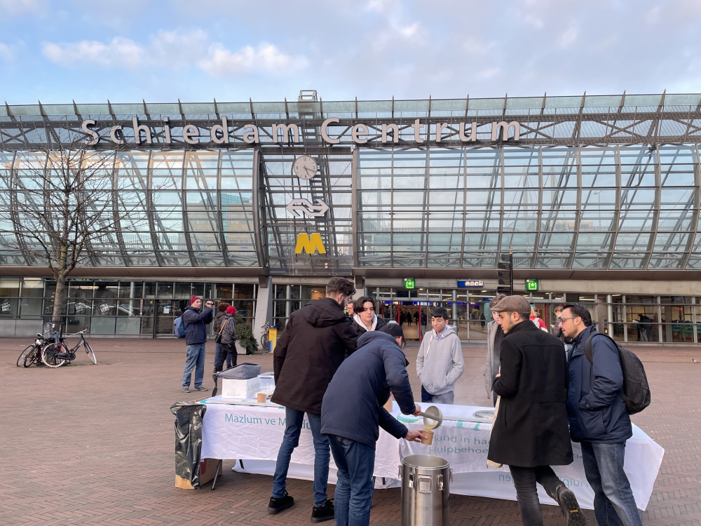 Zaferjongeren houden &#039;soep-project&#039; bij station Schiedam Centrum