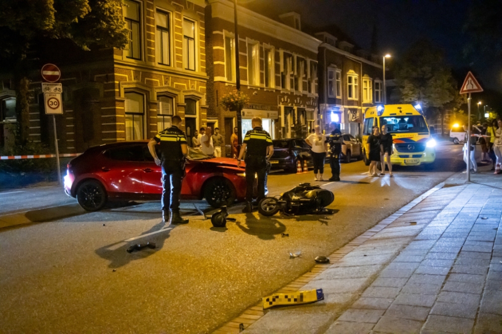 Scooterrijder zonder rijbewijs aangereden door auto